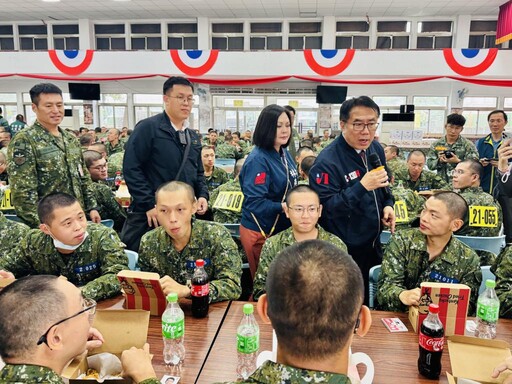 黃偉哲慰問新訓役男 致贈慰勞品表達市民敬意