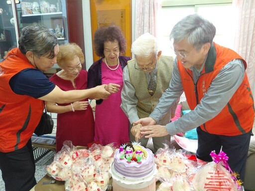 百歲榮民曹宗光伯伯紀壽 屏東榮服處暖心到府祝賀