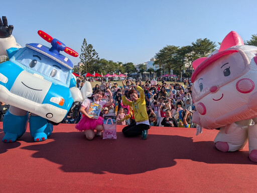 陳亭妃打造最暖家庭日 逾五千人次湧入共享草地歡樂時光