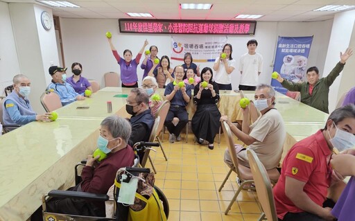 佳里榮家感謝小港醫捐贈阻抗運動球 強化住民照護品質