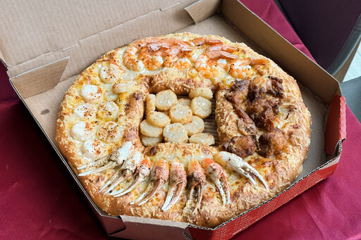 達美樂「起司火山披薩」半價吃！必勝客新口味「松葉蟹大蝦干貝披薩」同步登場