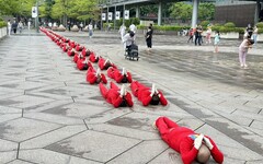 「台灣行腳大禮拜」 上百人五體投地在台北101為災民祈福