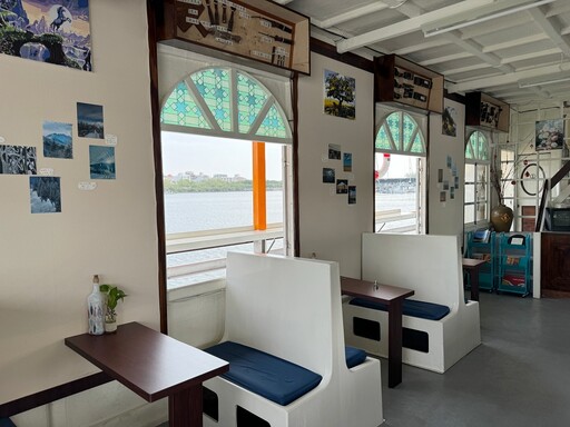 台南安平海上咖啡廳爆紅！登船喝咖啡要預約 復古拱形窗座位擁浪漫海景