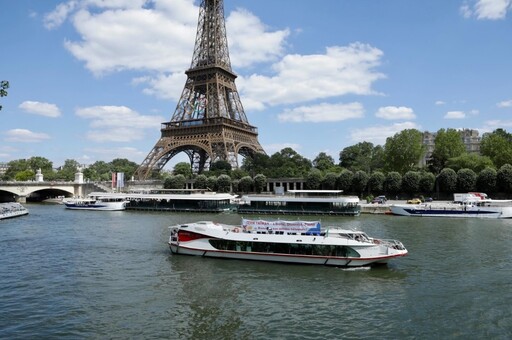 法國公媽團讓青鳥行動飛到塞納河 船上大旗寫下「望你順遂，台灣」