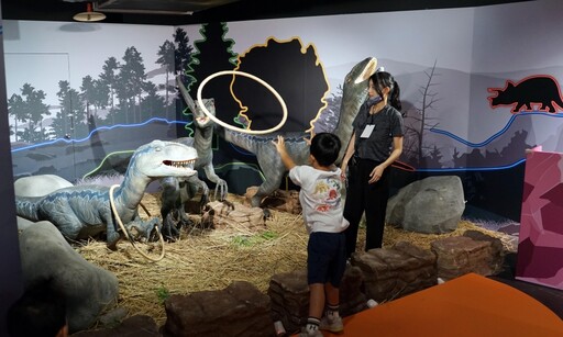 最強恐龍展來了！「侏羅紀 × 恐龍光影展」新型科技結合遊戲互動、彷彿置身侏羅紀世界