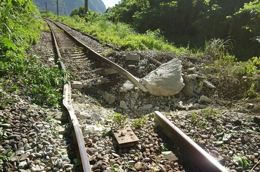 台鐵「和仁至崇德」鐵軌遭落石砸爛 西正線單線雙向通車
