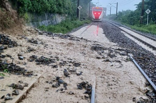 【強颱凱米襲台】台鐵和仁路段軌道遭土石流淹沒 電車線也倒塌搶修
