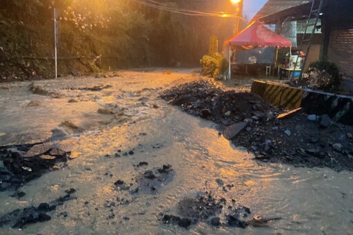 【凱米襲台】中橫梨山遭土石流爆擊 對外交通全斷1200戶停電