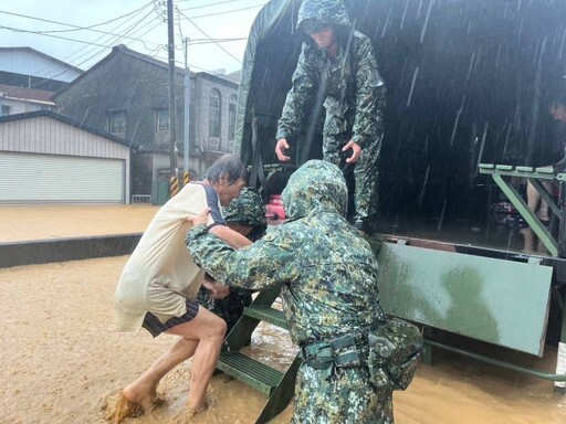 【凱米襲台】南部山區豪雨不斷 第四作戰區出動協助撤離村民