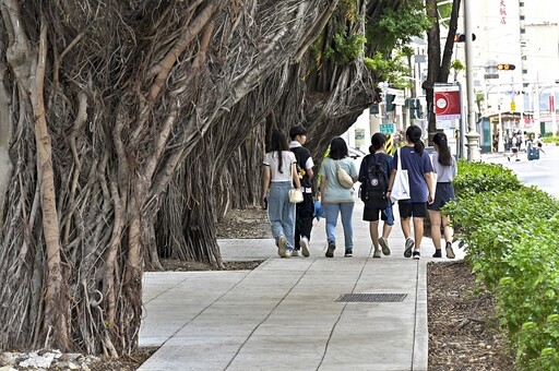 站前建國路人行道換新 為高雄車站商圈注入活力