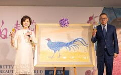 白嘉莉中部唯一藝術展登場 展場導覽一圈粉絲買單畫作累積破千萬