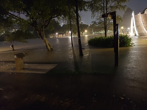 暴雨襲擊！東吳大學宿舍「黃泥樓梯瀑布」再現 汐止標檢局遭泥水沖垮圍牆