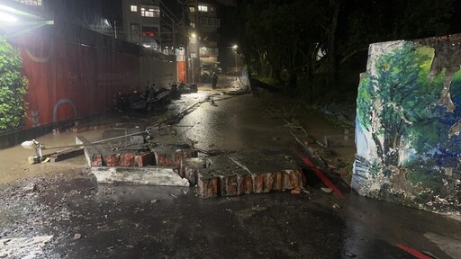 暴雨襲擊！東吳大學宿舍「黃泥樓梯瀑布」再現 汐止標檢局遭泥水沖垮圍牆