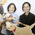 蔡英文帶愛犬樂樂逛搜救犬特展 網友嗨翻「互動超可愛」