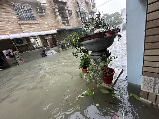 雨彈狂炸！高雄美術館豪宅區又淹了 仁武文學西街變飄飄河