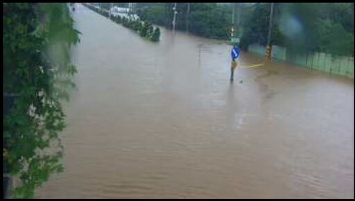 基隆北海岸大豪雨又淹水 金山市場淹到膝蓋、三芝萬里溪水暴漲