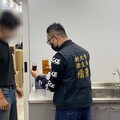 喝「茶の魔手」咬到爆漿蟑螂 網友哀號：甲殼混著濃白色的汁液