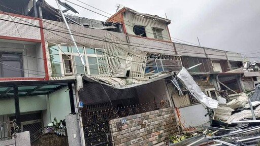 這是龍捲風現場？ 花蓮屋頂鐵皮刷一排、電線桿被拔、鐵窗險吹跑