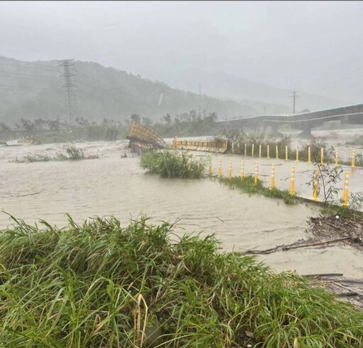 花蓮瑞穗鄉瑞祥村大排潰堤水淹到馬路 鄉民跳腳：完了～家裡淹水了