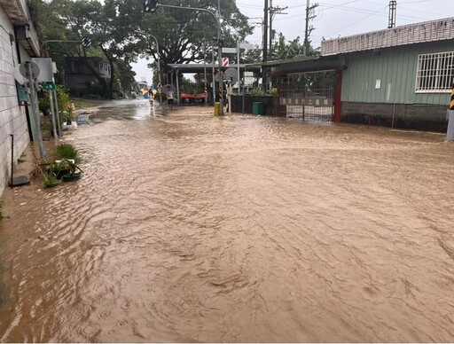 花蓮瑞穗鄉瑞祥村大排潰堤水淹到馬路 鄉民跳腳：完了～家裡淹水了