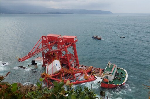 中國貨輪「鈺洲啟航」擱淺、247噸重油恐洩漏 航港局：預估10日抽油