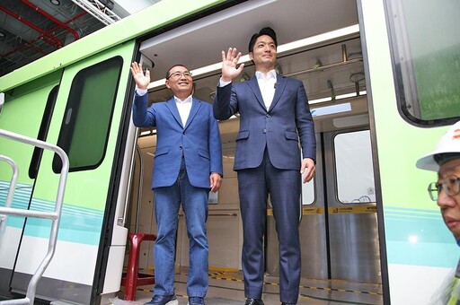 捷運萬大線首輛列車亮相！蔣萬安喊「拚2027通車」