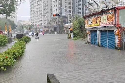 【有片】輕颱「天兔」還沒來宜蘭就下暴雨 羅東淹水民眾怨：要坐船上班了