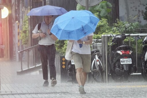 東北季風、輕颱「萬宜」環流夾擊 5縣市「豪大雨特報」一路下到晚上