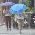 東北季風、輕颱「萬宜」環流夾擊 5縣市「豪大雨特報」一路下到晚上