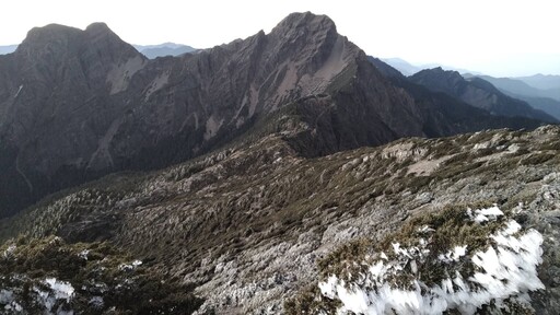 玉山今晨僅-5.7°C 一整片白茫茫「霜淞」超美畫面曝光