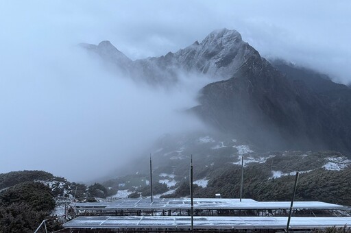 【有片】玉山昨夜飄下2025初雪、今晨又追加 白茫茫一片超美