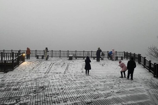 雪來了！玉山飄雪成銀白世界 宜蘭太平山也降下冰霰