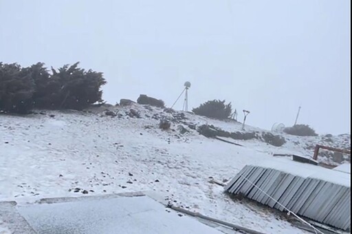 快訊／玉山又下雪啦 15:50開始一直持續飄雪中