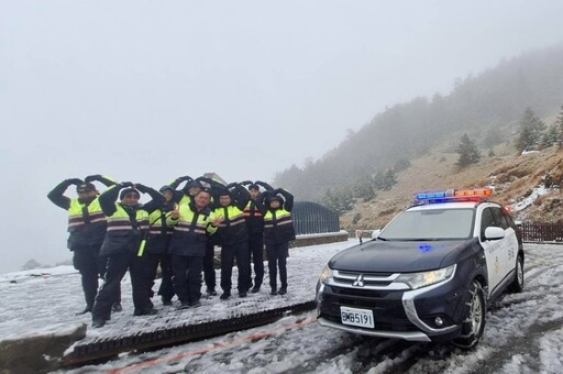 合歡山下雪了！鏟雪車出動清除路面冰雪 值勤員警雪地比大愛心