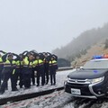 合歡山下雪了！鏟雪車出動清除路面冰雪 值勤員警雪地比大愛心