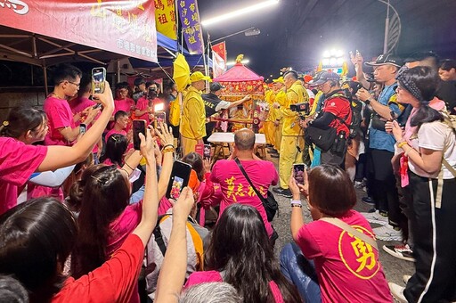 33萬信眾恭送「粉紅超跑」 白沙屯媽祖凌晨起駕出發