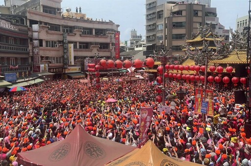 「粉紅超跑」白沙屯媽祖飆速36小時抵北港 60多萬信徒相迎