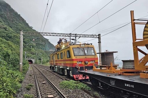 台鐵東部兩路段斜吊線斷落 新自強號集電弓受損緊急封路搶修