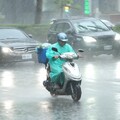 雙北晚間突降大雨 板橋遭列「二級淹水警戒」、文湖線號誌異常停駛