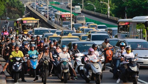 考駕照變難了!汽、機車筆試將「刪除是非題」 選擇題改為4選1