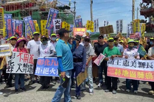 彰化火葬場說明會爆衝突!500位民眾集結抗議 男衝管制區左腿骨折