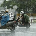 熱帶擾動94W增強接近中 東部明注意豪大雨