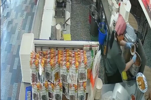 台南「周氏蝦捲」爆出員工將廚餘倒回滷鍋 衛生局稽查再抓4缺失