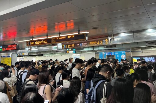 北捷板南線1100人被趕下車塞爆站內 網友哀號:上班要遲到了!