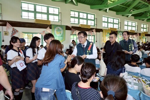 黃偉哲出席國中小畢典狂撒小禮物 網友笑:像跨年又像在釣魚