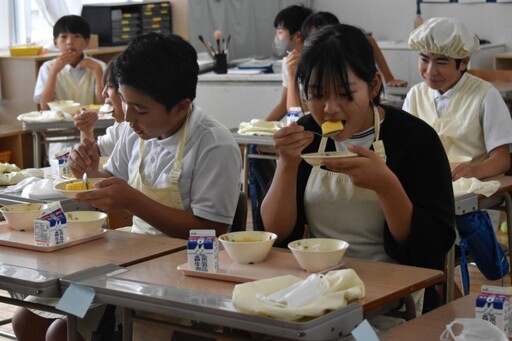 友誼市熊本縣宇土市學童品嘗台南鳳梨 小朋友紛表示:好甜、好好吃!