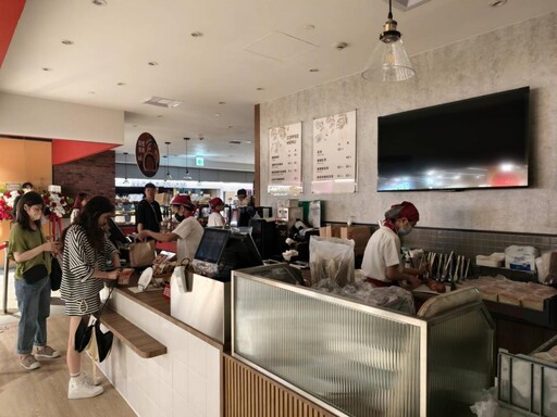信義區新地標DREAM PLAZA開幕30分鐘停電了! 大批民眾摸黑點餐