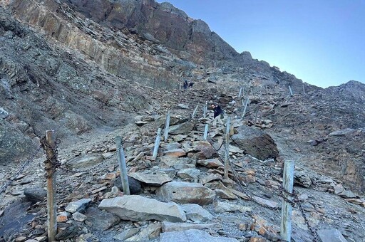 玉山東峰2名登山客遭雷擊「全身麻痺、頭部受傷」 警消急救援