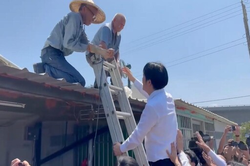 災後7度視察台南 賴清德攀梯登屋頂送水打氣