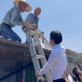災後7度視察台南 賴清德攀梯登屋頂送水打氣
